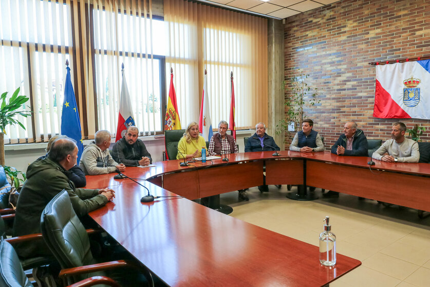 La alcaldesa, Rosa Díaz, en una reunión con vecinos de la urbanización afectada