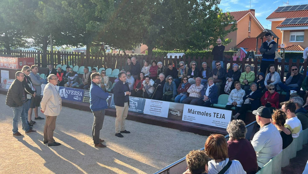 El alcalde de Piélagos, Carlos Carmés, se reúne con los vecinos de Boo