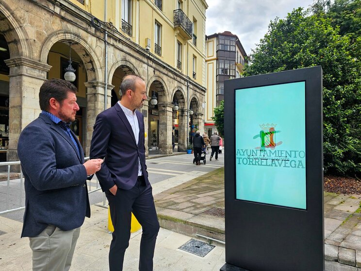 Instalación de un tótem en la Plaza Mayor