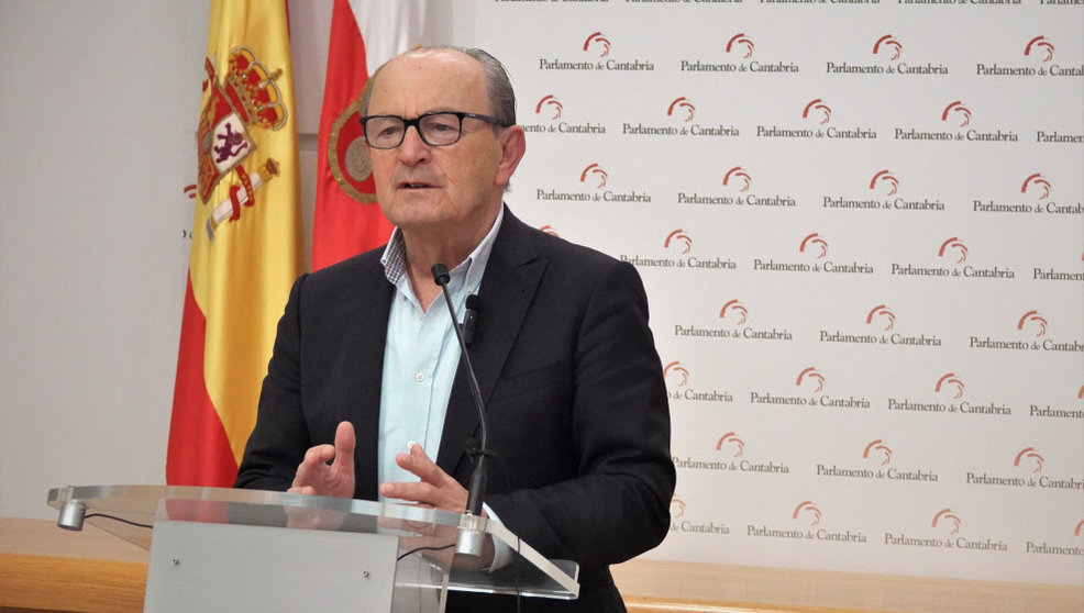 Rueda de prensa del diputado y portavoz del PRC en materia de Industria y Turismo, Javier López Marcano
