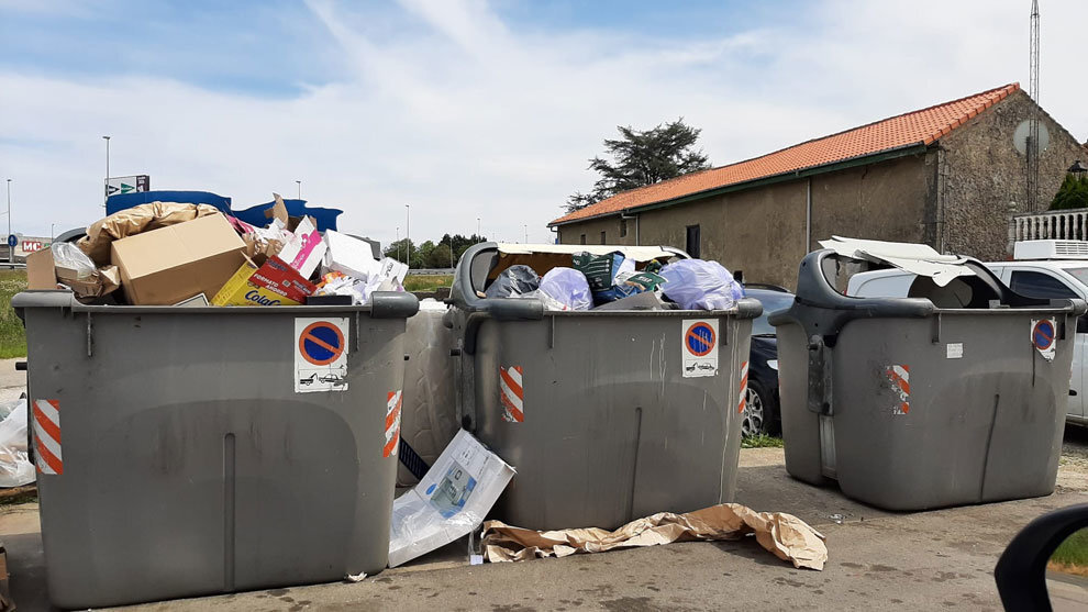 Residuos acumulados alrededor de los contenedores de basura de una calle de Camargo