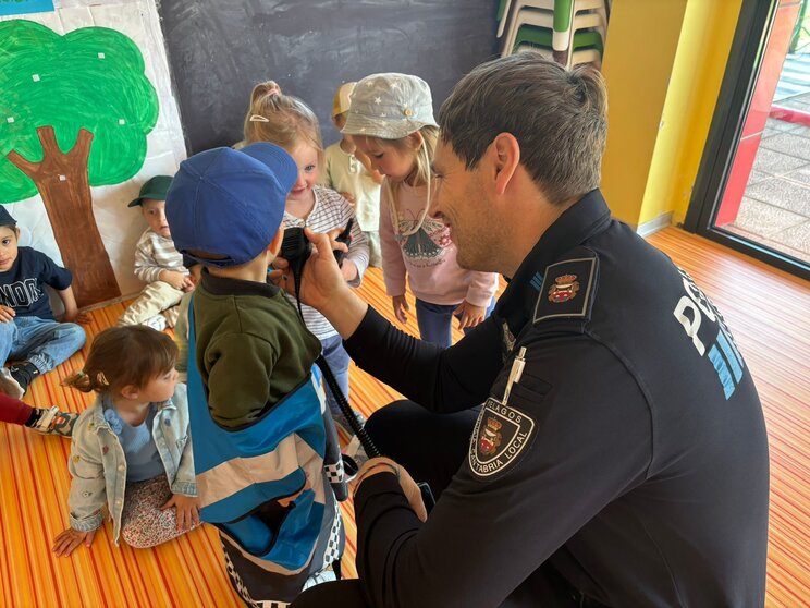 La Policía Local de Piélagos forma a niños de la guardería municipal de Boo en Seguridad Vial