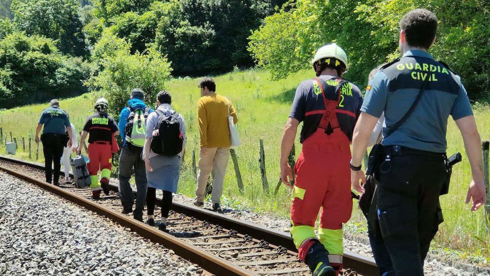 El 112 colabora en la evacuación de los pasajeros de un tren averiado entre Limpias y Carasa