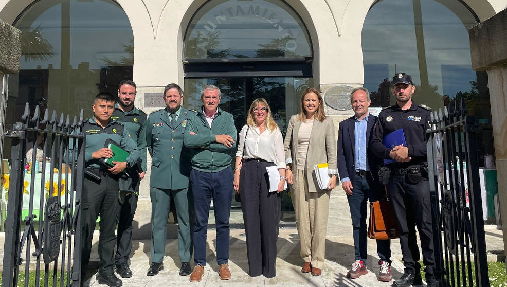 Reunión celebrada entre la Delegación del Gobierno en Cantabria y el Ayuntamiento de Suances para realizar un balance de seguridad del municipio