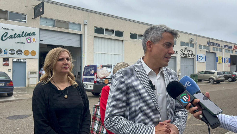 El secretario general del PSOE en Cantabria, Pablo Zuloaga, durante su visita a Santoña con Noelia Cobo