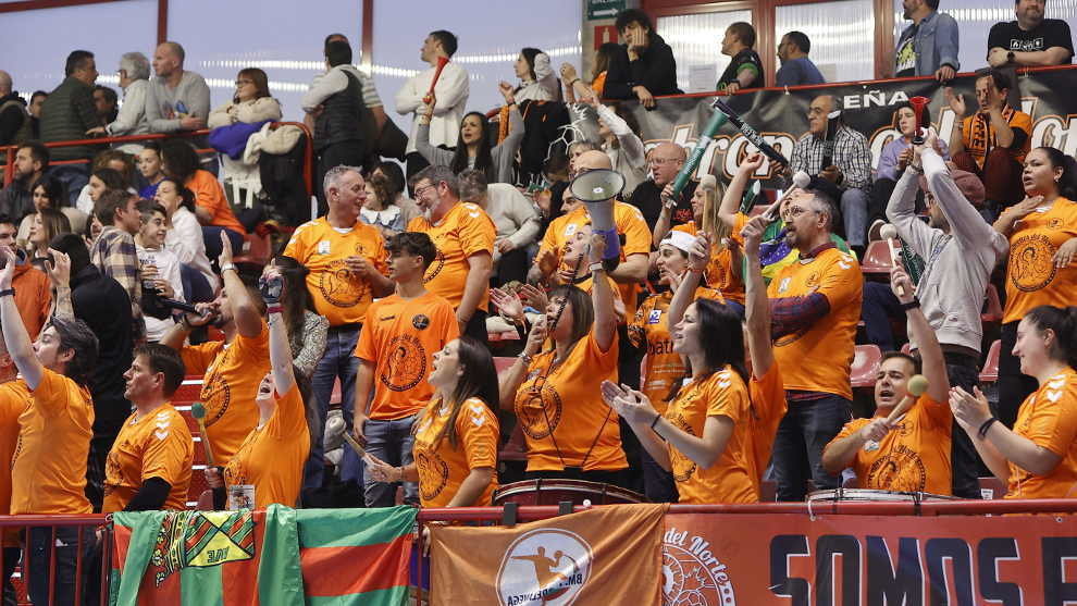 Afición en el Vicente Trueba | Foto- BM Torrelaveg