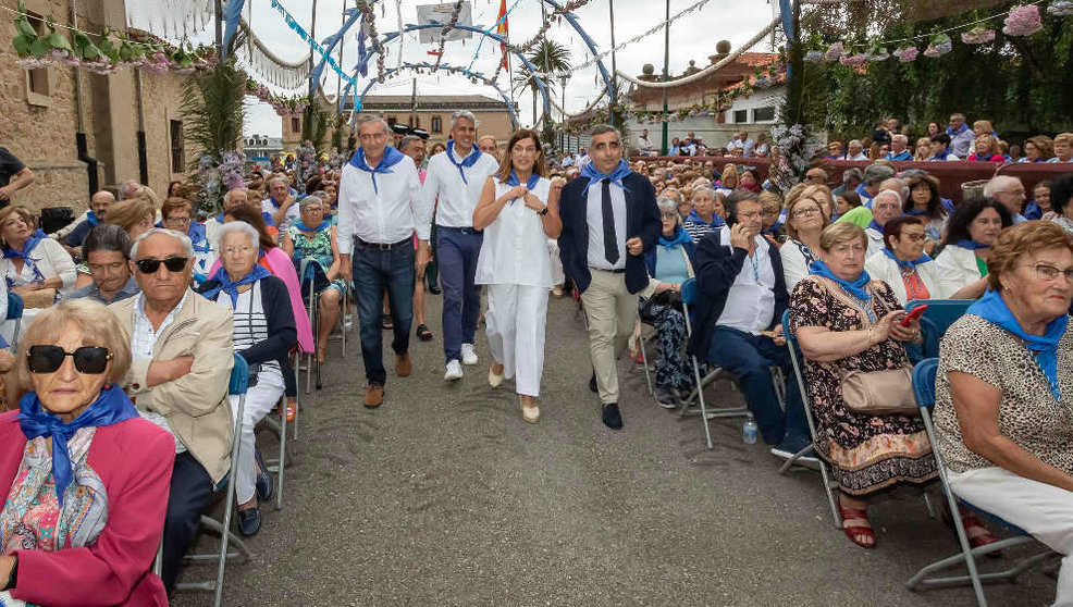 La presidenta María José Sáenz de Buruaga en la celebración del Carmen en Suances