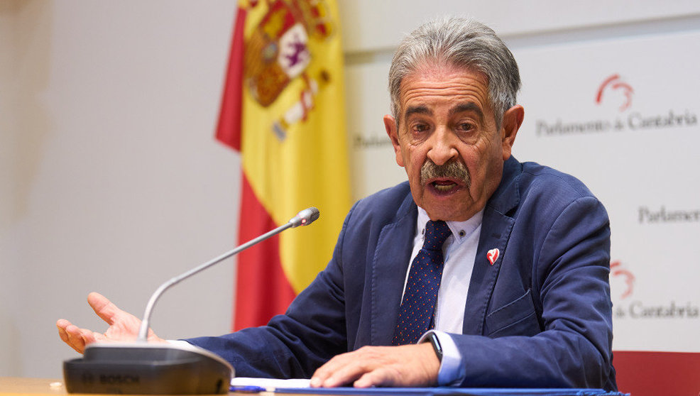 El presidente del PRC, Miguel Ángel Revilla, atiende a los medios tras firmar el acuerdo para los presupuestos de Cantabria de 2024, en el Parlamento regional