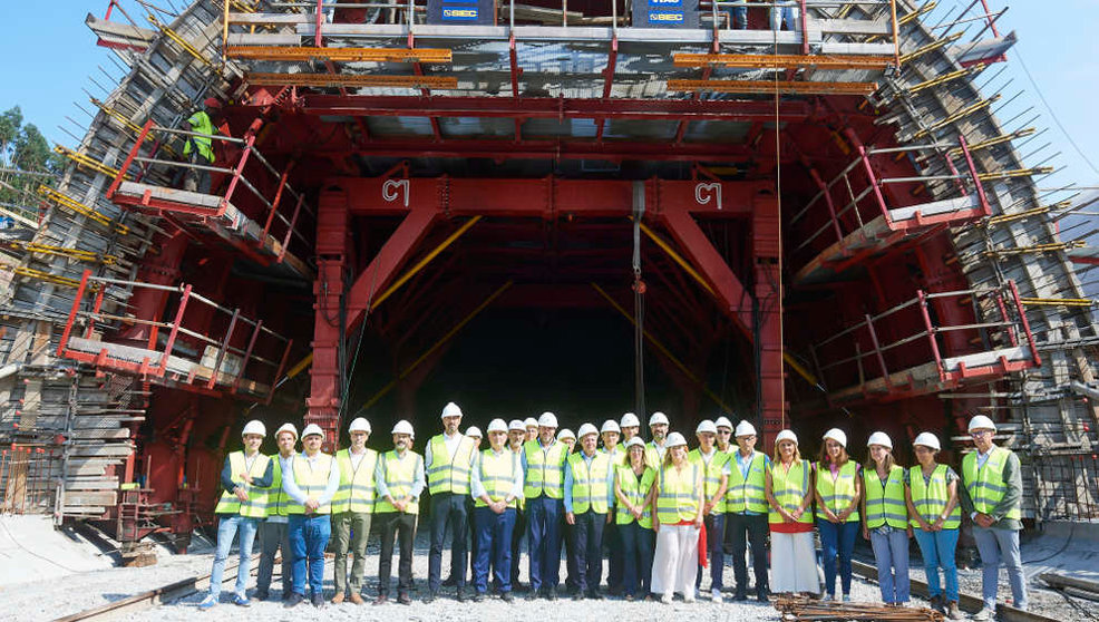 Foto de familia de los asistentes a una visita a las obras del nudo de la A-67