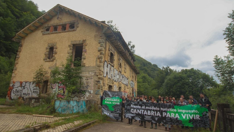 Protesta de colectivos y vecinos en la estación de Yera en Vega de Pas