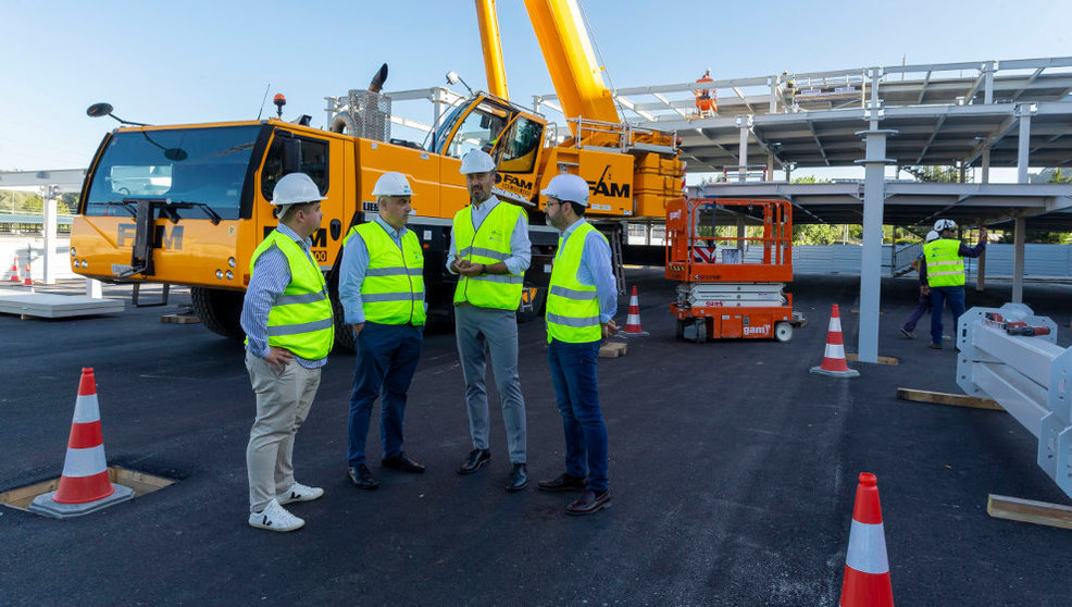 El consejero de Fomento, Roberto Media, visita las obras del parking de La Carmencita junto al alcalde de Torrelavega, Javier López Estrada, y al concejal de Obras, José Luis Urraca