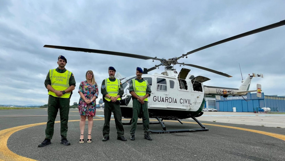 La delegada del Gobierno visita el helicóptero de la Guardia Civil