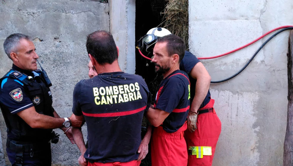 Rescate del hombre de 89 años que había quedado atrapado entre una pared y varios fardos de silo en Laredo