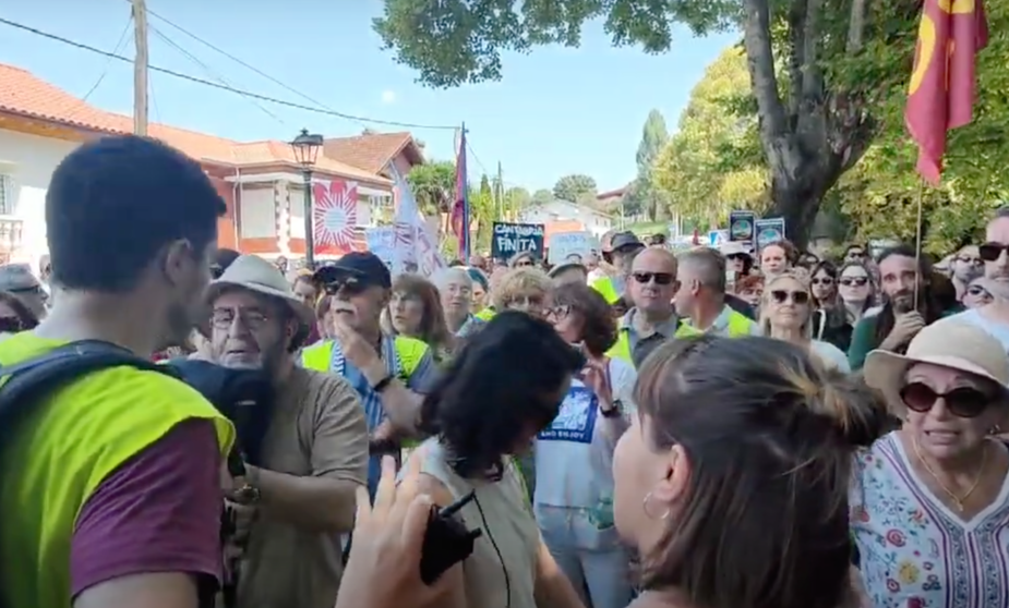 Momentos de tensión en la manifestación contra el modelo turístico del PP en Puente San Miguel