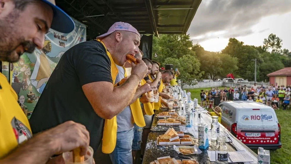 El Campeonato Mundial de Comedores de Sobaos se celebra en Ambrosero | Foto- Escojo Artesanos