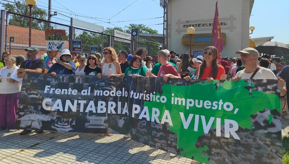 Manifestación de Cantabria para Vivir en el Día de las Instituciones | Foto- edc