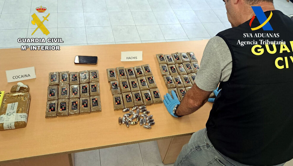 Droga incautada por la Guardia Civil al detenido que pretendía subir al ferry con cinco kilos de hachís y 1,300 de cocaína