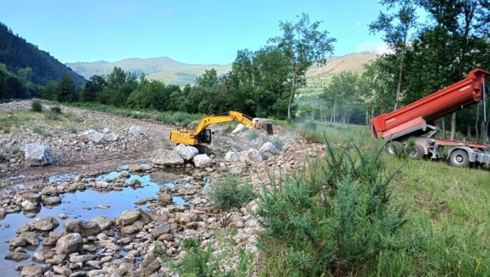 La Confederación del Cantábrico actúa en el paso del Saja por Cabuérniga para evitar desprendimientos