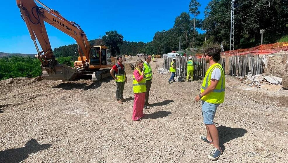 La delegada del Gobierno en Cantabria, Eugenia Gómez de Diego, visita en Parbayón las obras en el tramo Renedo-Guarnizo. FOTO- Delegación de Gobierno