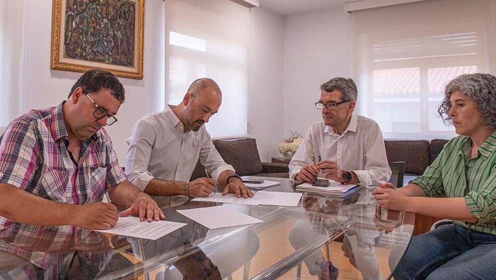 Firma del acuerdo entre el Ayuntamiento de Torrelavega y UGT para la mejora del servicio municipal de limpieza - AYUNTAMIENTO