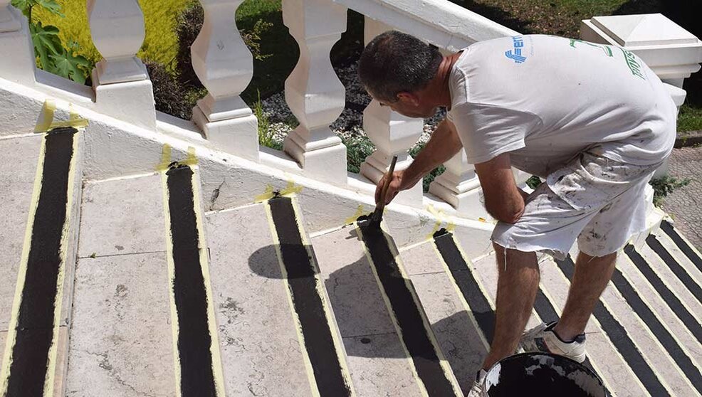 Las escaleras exteriores e interiores del Ayuntamiento han sido señaladas. FOTO- Ayuntamiento de Piélagos