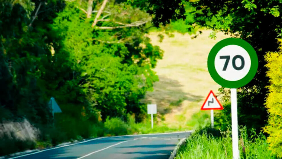 Señal de tráfico con el borde verde que ya se empieza a ver en algunas carreteras de Europa