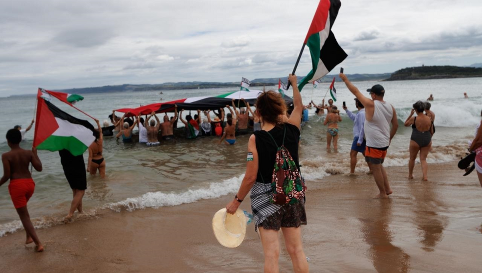 Centenares de personas se manifiestan en las playas del Sardinero contra la guerra de Gaza,. FOTO- AMAIA CARRACEDO