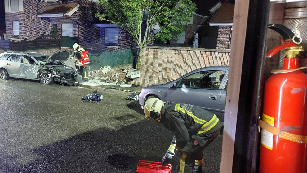 Un coche impacta contra el muro de una vivienda y provoca un escape de gas en Beranga. FOTO- 112 CANTABRIA