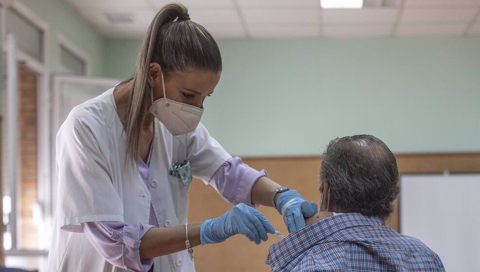 Imagen de una enfermera y un paciente