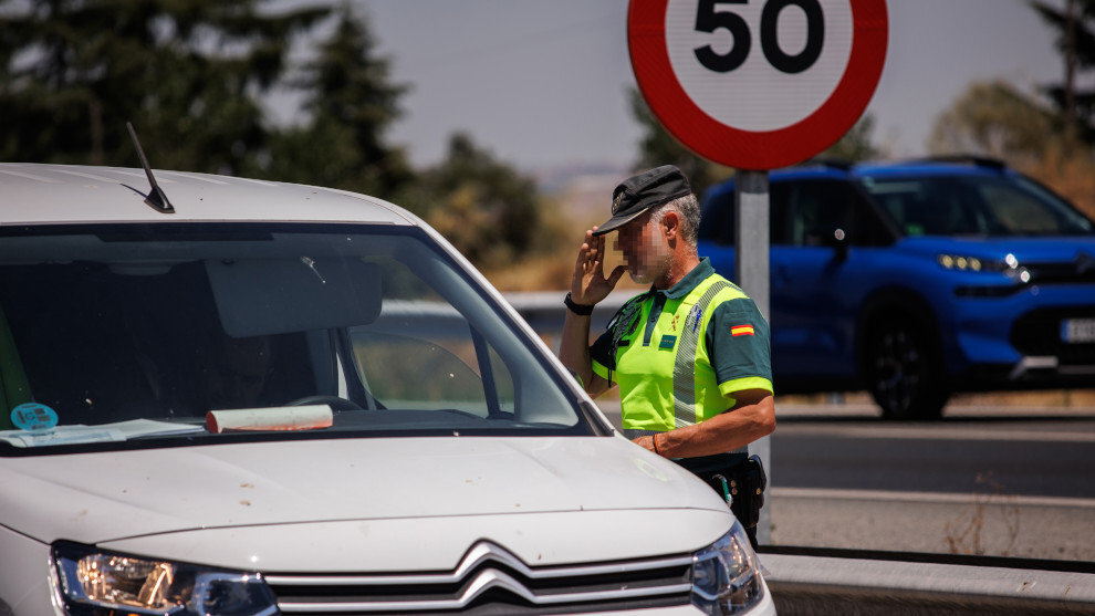 Un agente de la Guardia Civil para a un vehículo durante un control | Foto- Archivo