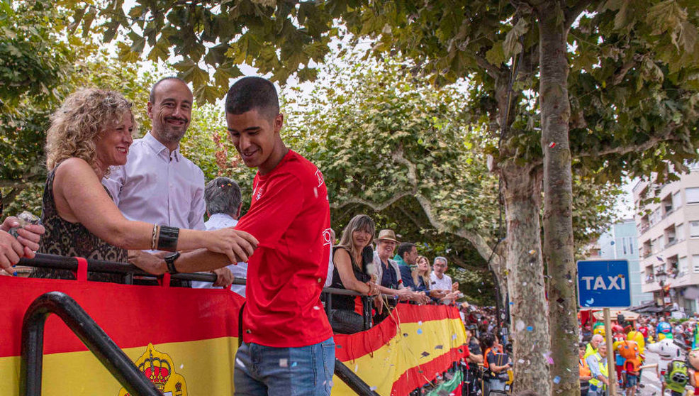 Mohamed Attaoui recibe el homenaje de Torrelavega durante la Gala Floral