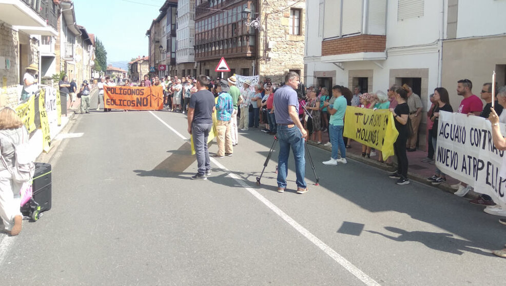 Protesta de los Colectivos Vecinales en Defensa del Territorio en Molledo contra las obras del parque eólico El Escudo