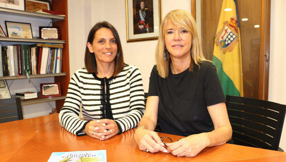 La alcaldesa de Santa Cruz de Bezana, Carmen Pérez Tejedor, y la concejala de Turismo, Agencia de Desarrollo Local y Asuntos Europeos, Manuela Bolado 