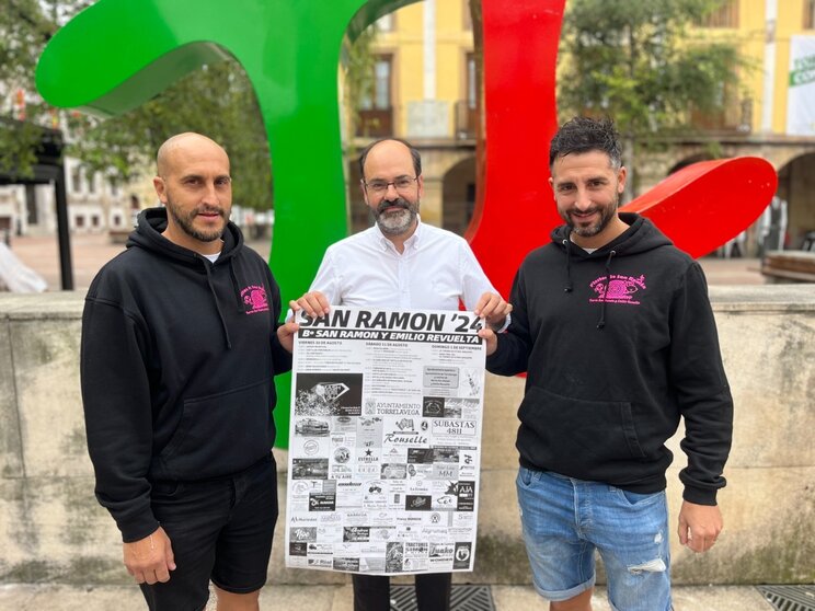 El concejal José Luis Urraca, Jesús Hoyos "Chuchu" y Roberto Odriozola presentan las fiestas de San Román