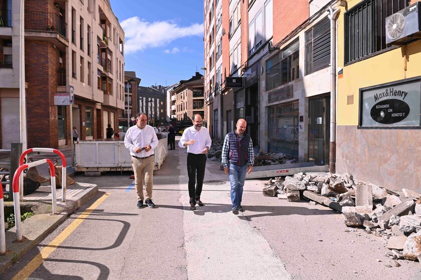 Visita de las obras de semipeatonalización de la calle Pintor Modinos en Torrelavega