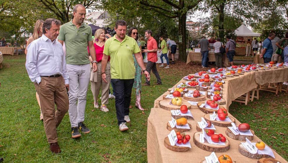 El consejero, Palencia, y el alcalde, López Estrada, recorren los puestos del Festival del Tomate de Cantabria