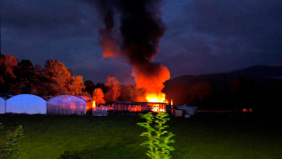 El fuego generó una gran columna de humo negro