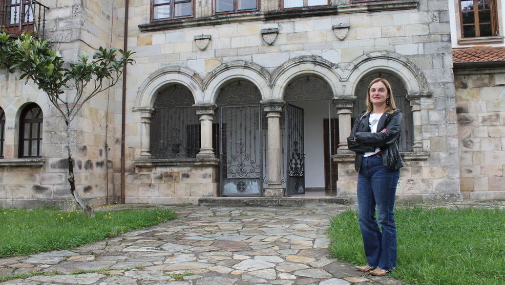 La regionalista Ana Obregón en la fachada del Ayuntamiento de Santa María de Cayón