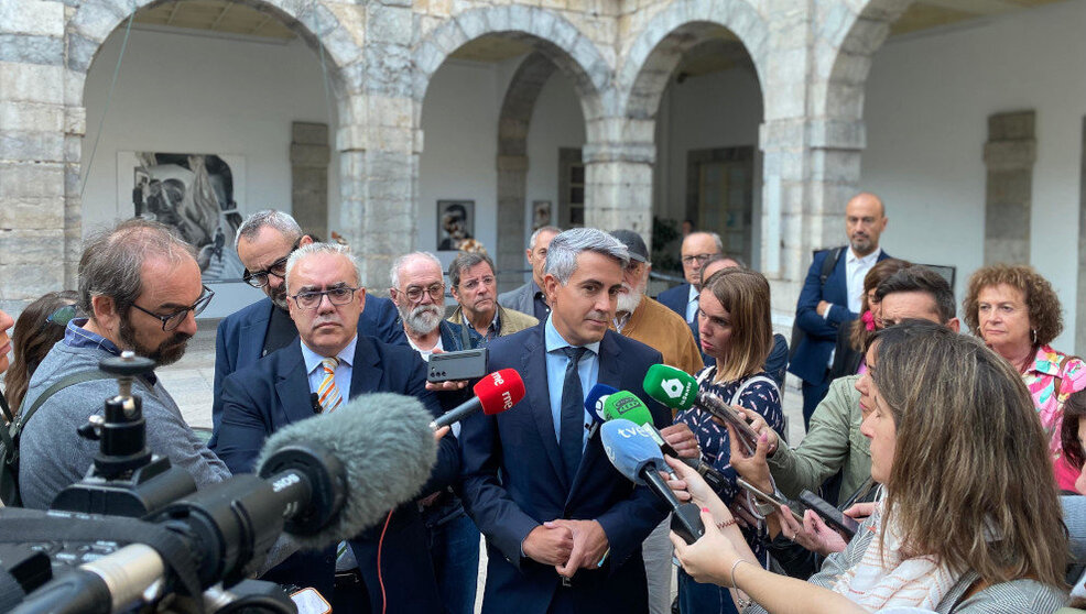 Zuloaga en el patio del Parlamento