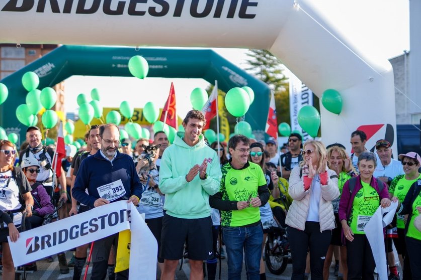 Más de 520 personas participan en la 'III Marcha Popular Bridgestone. Subida al Dobra' en Torrelavega