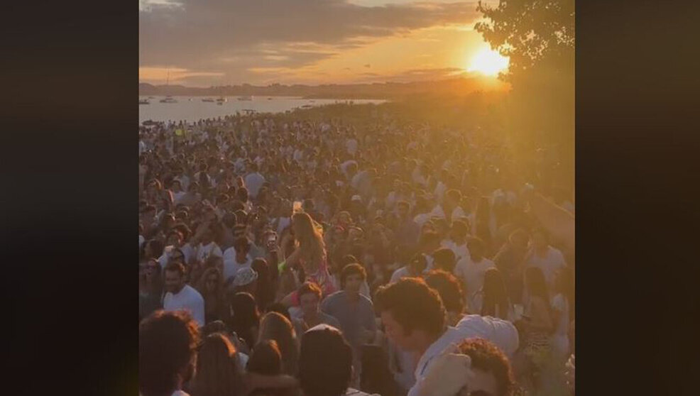 Imagen de uno de los macrobotellones en El Puntal de Somo | Foto- TikTok