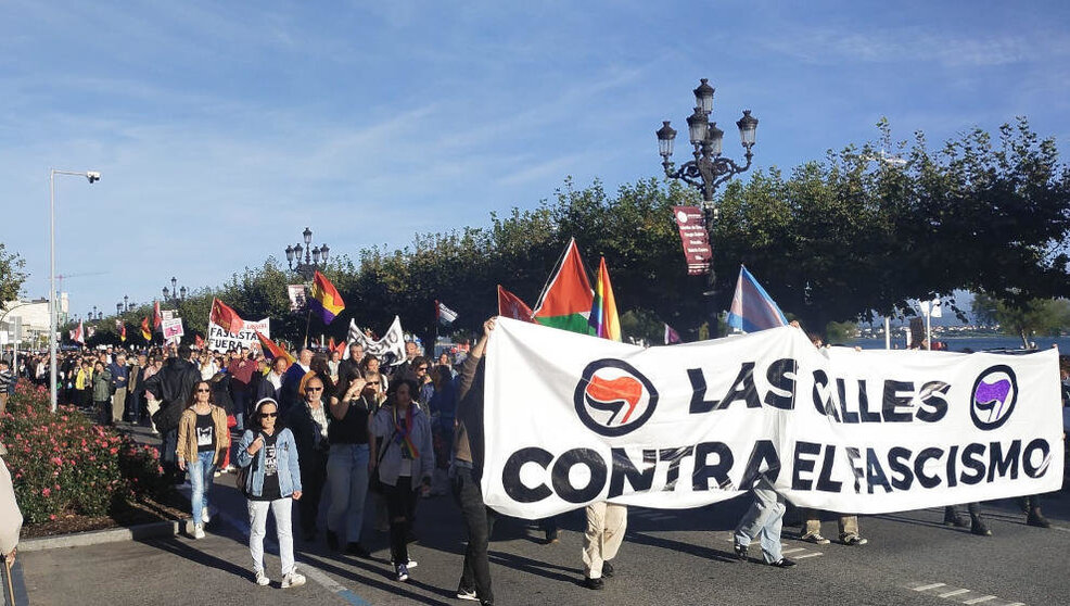 ¡Alrededor de 400 personas recorren Santander contra la celebración del 'Galerna Fest'