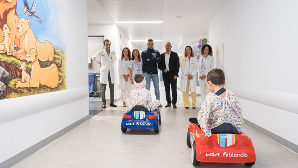 Dos niños prueban los rallys donados