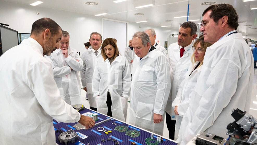 De izq. a der., la presidenta de Cantabria, María José Sáenz de Buruaga; el ministro de Industria, Jordi Hereu y el presidente de CEOE, Antonio Garamendi, visitan la nueva sala de electrónica de SEG Automotive