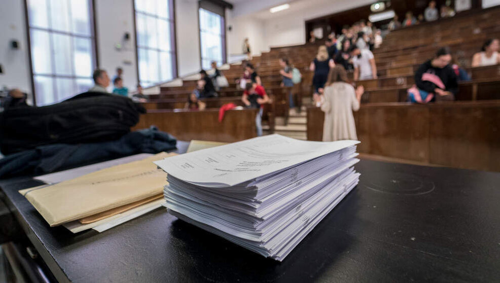 Exámenes en una mesa antes de una prueba de la EBAU