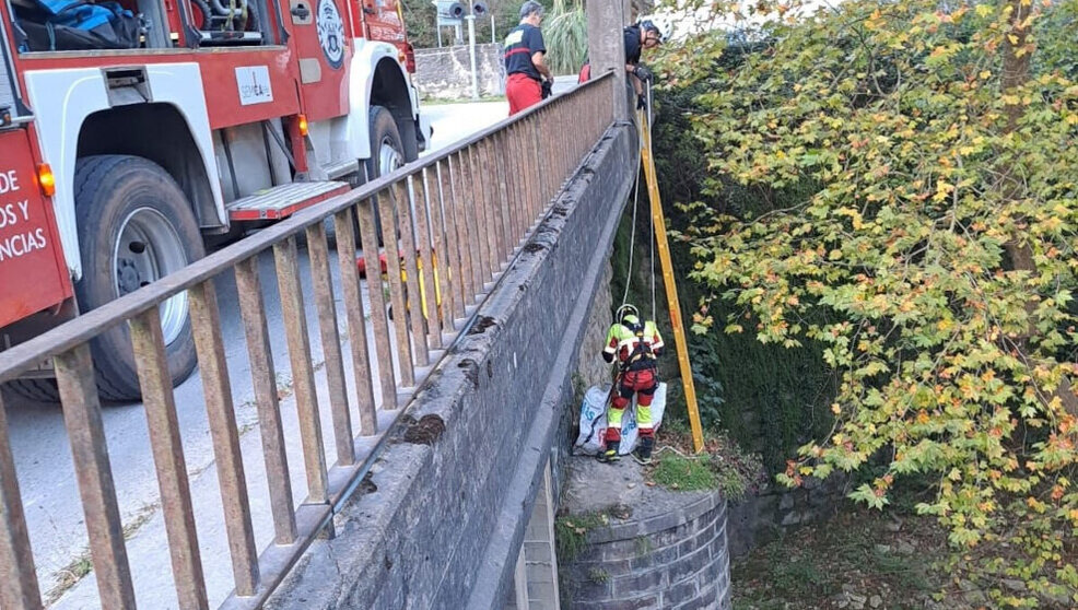 Bomberos rescatan a un perro atrapado en una pilastra del puente de Las Caldas del Besaya - 112 CANTABRIA