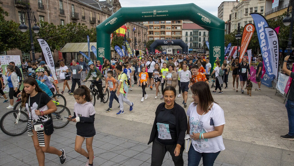 Miles de personas participan en la 37 marcha AMAT que ha recorrido las calles de Torrelavega