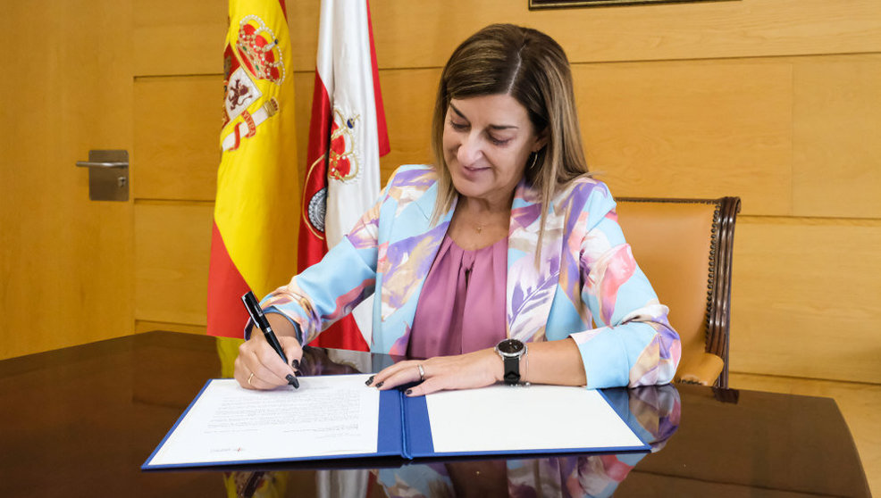 La presidenta de Cantabria, María José Sáenz de Buruaga, firma la carta a Óscar Puente