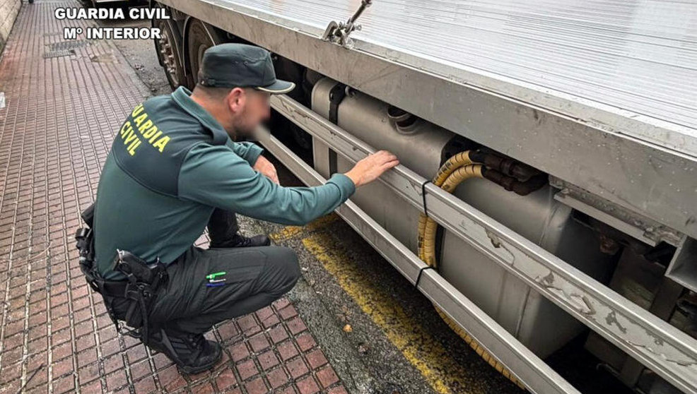 La Guardia Civil ha detenido a un hombre por sustraer 1.200 litros de gasoil de seis camiones estacionados en Cartes