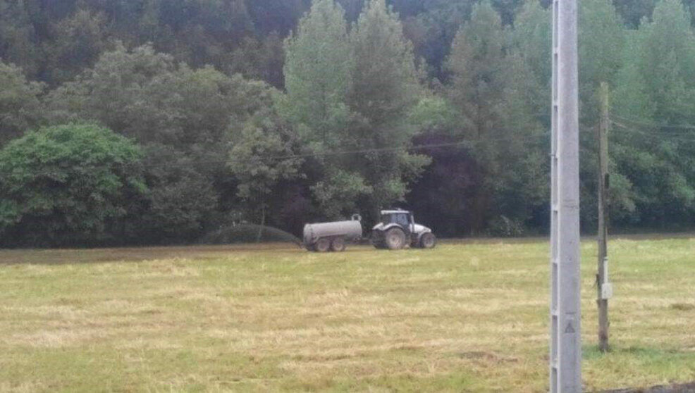 Tractor esparciendo purines